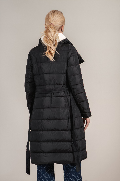 Дамско дълго яке в черно с обемна яка и допълнителен колан