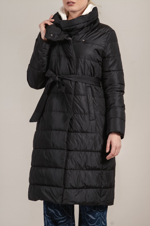 Дамско дълго яке в черно с обемна яка и допълнителен колан