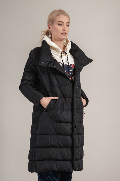 Дамско дълго яке в черно с обемна яка и допълнителен колан