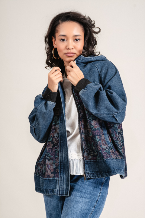 Дамско дънково яке от памук в син деним с качулка и флорален принт