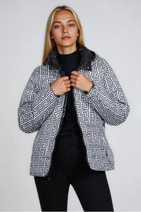 Дамско двулицево яке в черно с геометричен принт и качулка