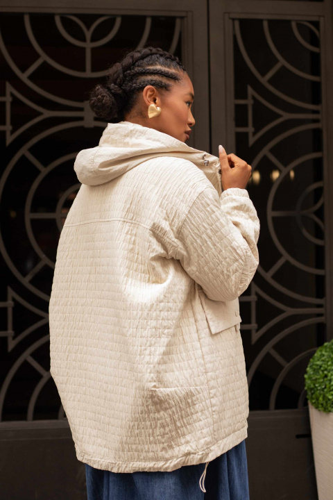 Дамско капитонирано яке с качулка в светлобежово и джобове с капаци