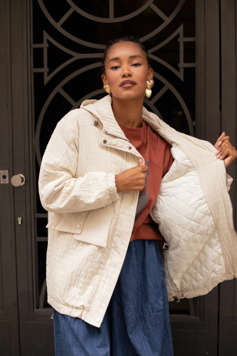 Дамско капитонирано яке с качулка в светлобежово и джобове с капаци