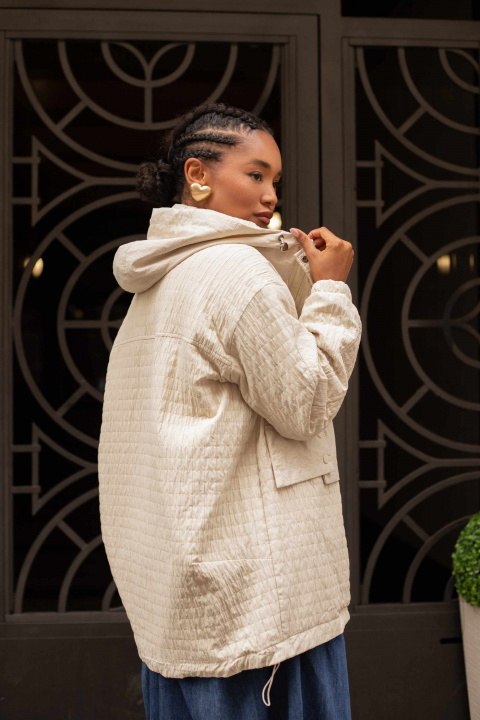 Дамско капитонирано яке с качулка в светлобежово и джобове с капаци