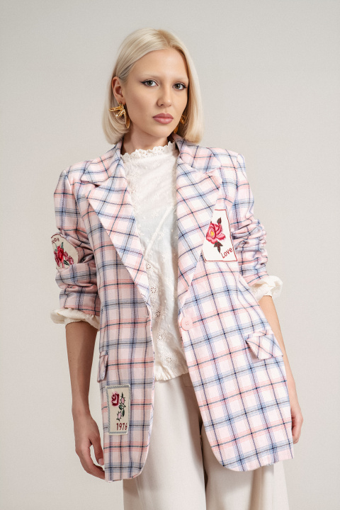 Дамско класическо сако в розово с кариран принт и бродирани детайли