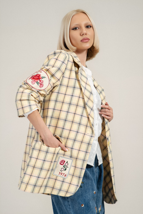 Дамско класическо сако в светложълто с кариран принт и бродирани детайли