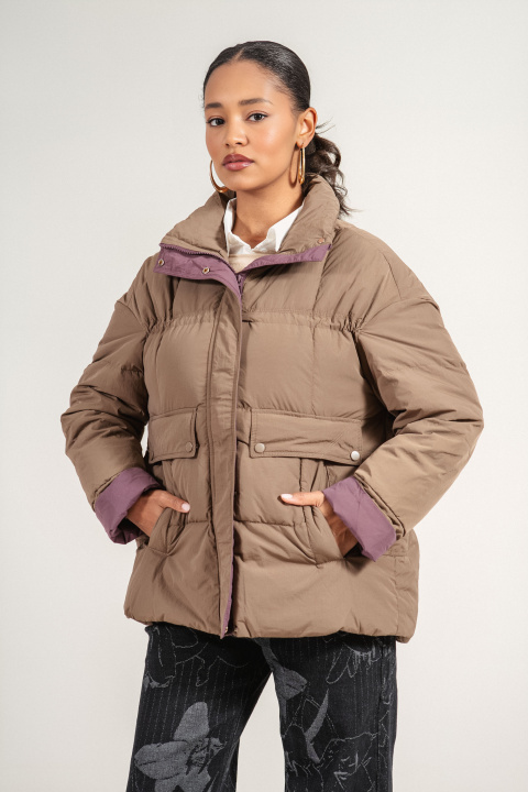 Дамско късо яке в кафяво с декоративни джобове и лилав кант