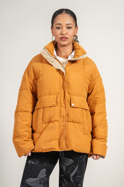 Дамско късо яке в оранжево с декоративни джобове и бежов кант