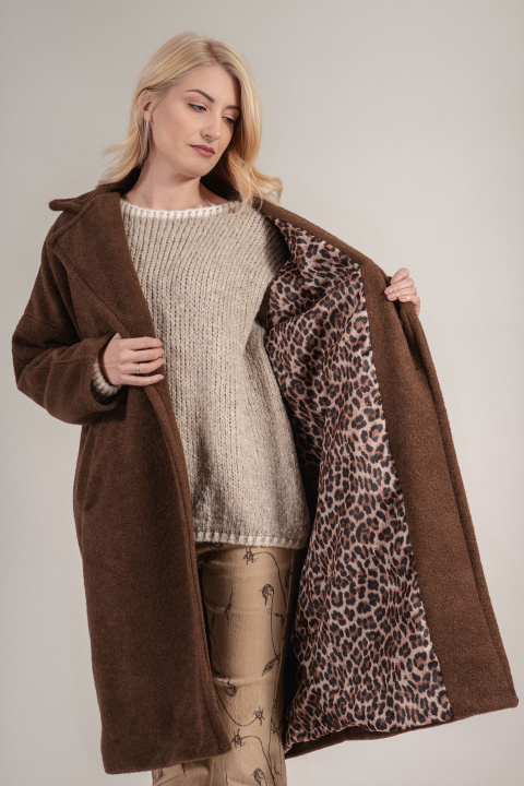Дамско меко кафяво палто с леопардов хастар и класическа линия