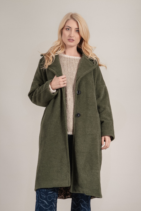 Дамско меко зелено палто с леопардов хастар и класическа линия