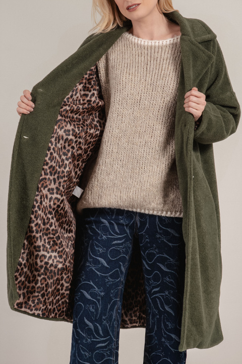 Дамско меко зелено палто с леопардов хастар и класическа линия