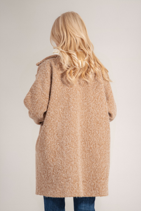 Дамско мъхесто палто в бежово със свободна кройка
