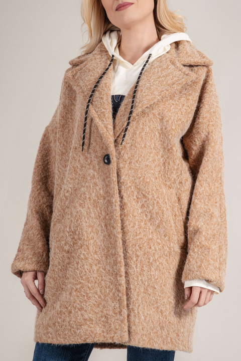 Дамско мъхесто палто в бежово със свободна кройка