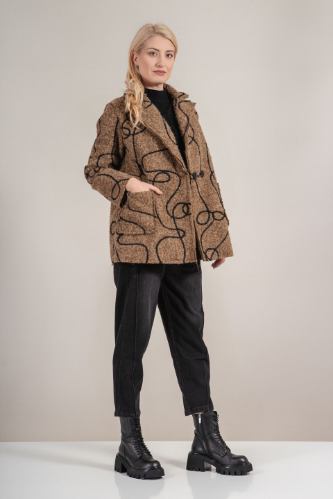Дамско мъхесто палто в цвят тютюн с черен абстрактен принт