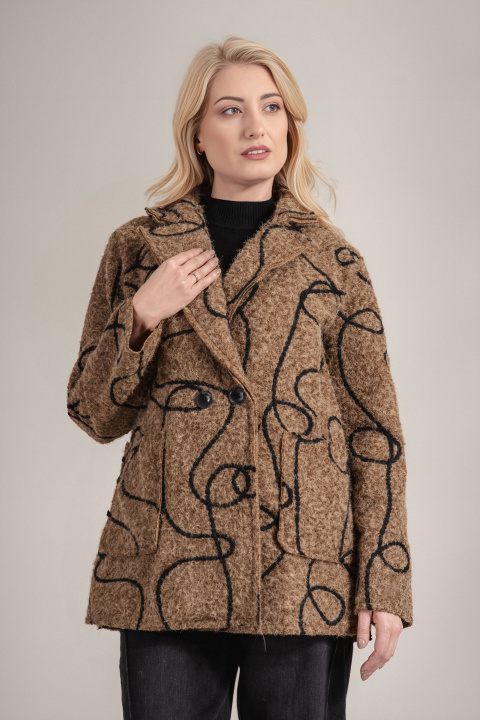 Дамско мъхесто палто в цвят тютюн с черен абстрактен принт