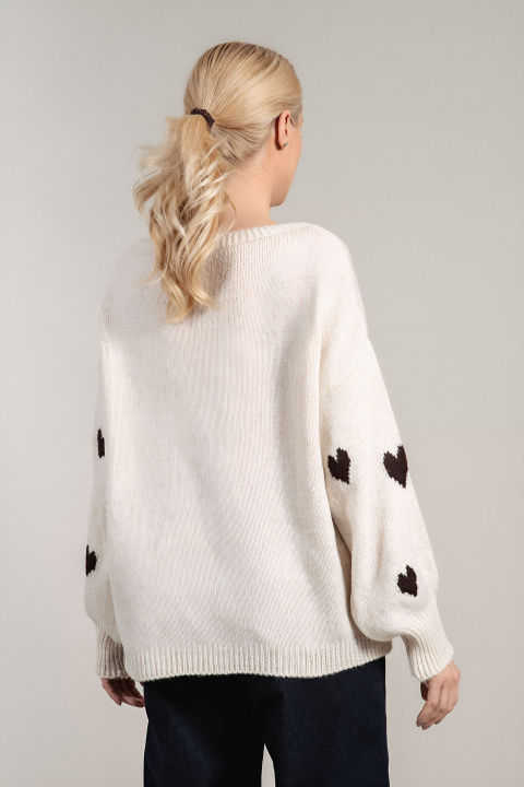 Дамски плетен пуловер в светлобежово с принт сърца