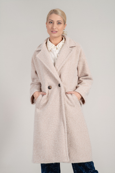 Дамско палто в бежово с лъскав ефект и класическа кройка