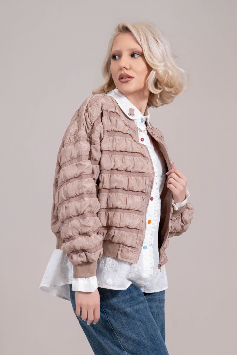 Дамско преходно яке в бежово с хоризонтални шевове и набръчкан ефект