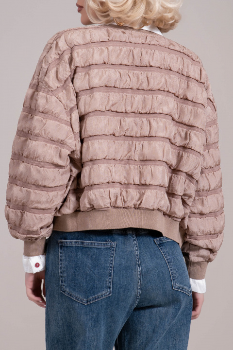 Дамско преходно яке в бежово с хоризонтални шевове и набръчкан ефект