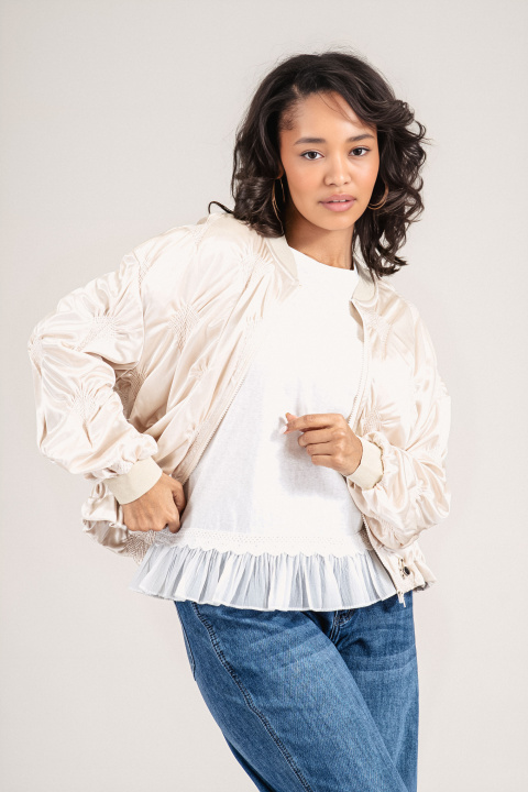 Дамско преходно яке в бежово с лъскав ефект и капитониран дизайн