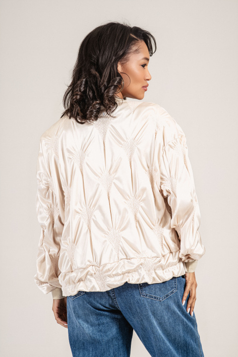 Дамско преходно яке в бежово с лъскав ефект и капитониран дизайн