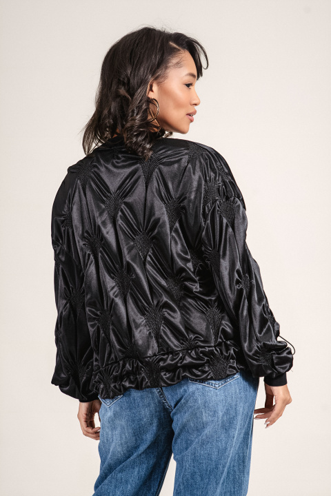Дамско преходно яке в черно с лъскав ефект и капитониран дизайн