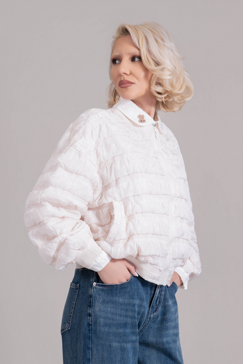 Дамско преходно яке в цвят ванилия с хоризонтални шевове и набръчкан ефект