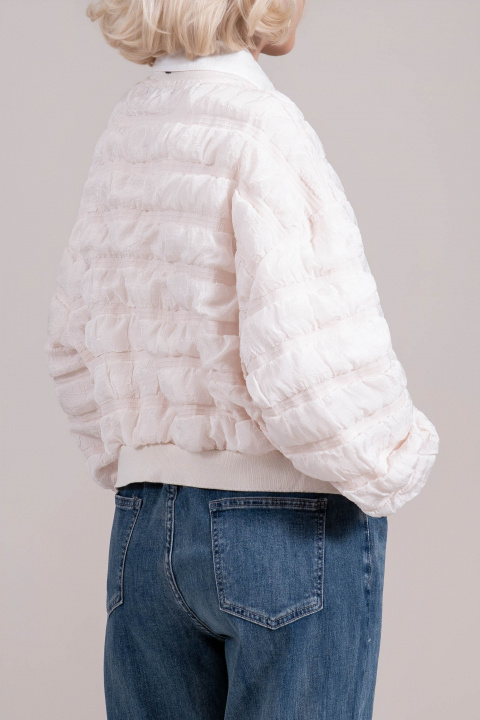 Дамско преходно яке в цвят ванилия с хоризонтални шевове и набръчкан ефект