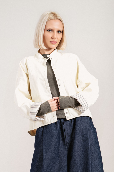 Дамско пролетно яке в светлобежово с тик-так закопчаване