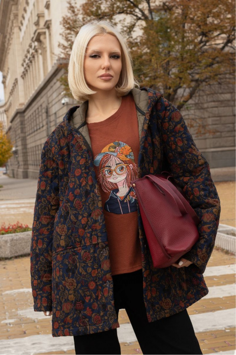 Дамско синьо преходно яке с качулка и флорален принт в червено и кафяво