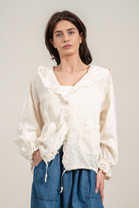 Дамско тънко яке от памук в цвят екрю с качулка и релефна бродерия