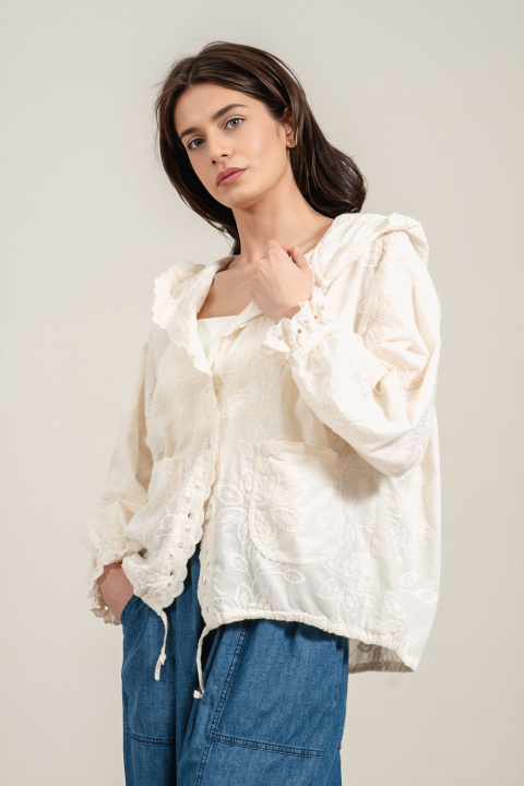 Дамско тънко яке от памук в цвят екрю с качулка и релефна бродерия