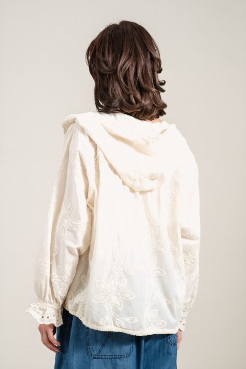 Дамско тънко яке от памук в цвят екрю с качулка и релефна бродерия