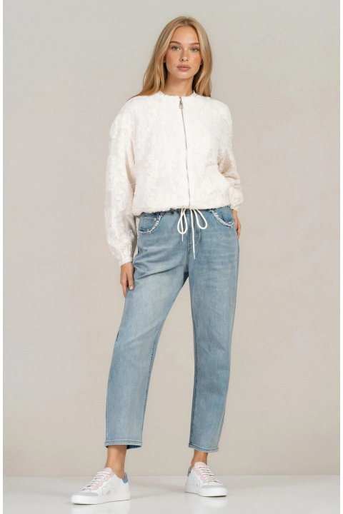 Дамско тънко яке с в цвят ванилия с релефен принт, цип и връзки