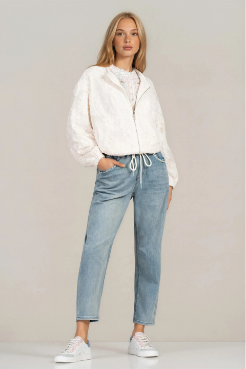 Дамско тънко яке с в цвят ванилия с релефен принт, цип и връзки