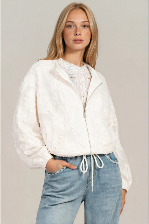 Дамско тънко яке с в цвят ванилия с релефен принт, цип и връзки