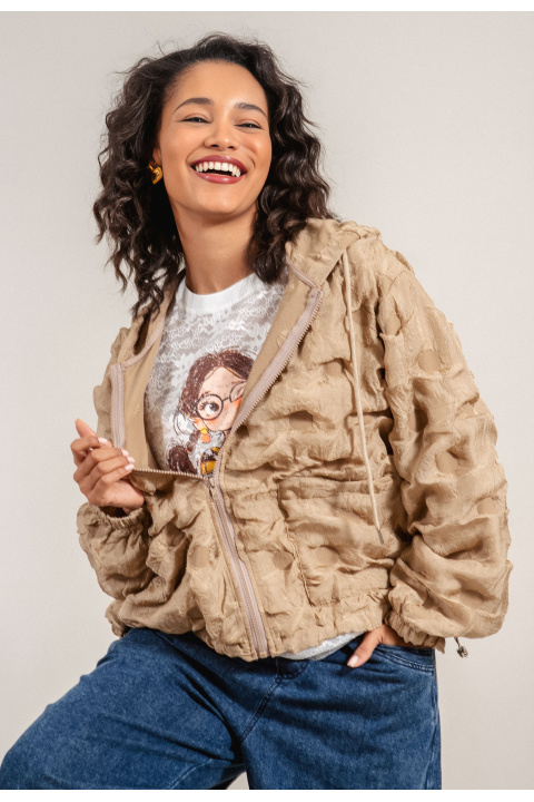 Дамско тънко яке в бежово с капитонирани елементи, качулка и връзки