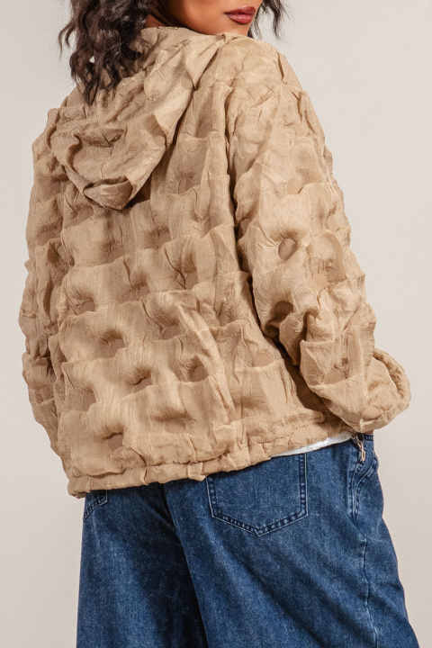 Дамско тънко яке в бежово с капитонирани елементи, качулка и връзки