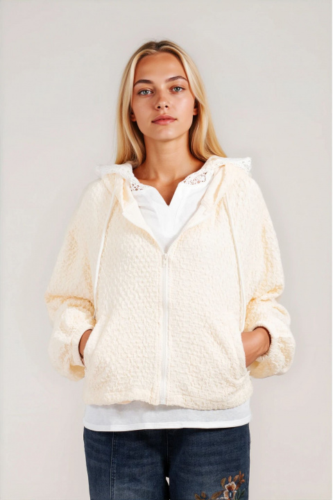 Дамско тънко яке в цвят екрю с намачкан ефект