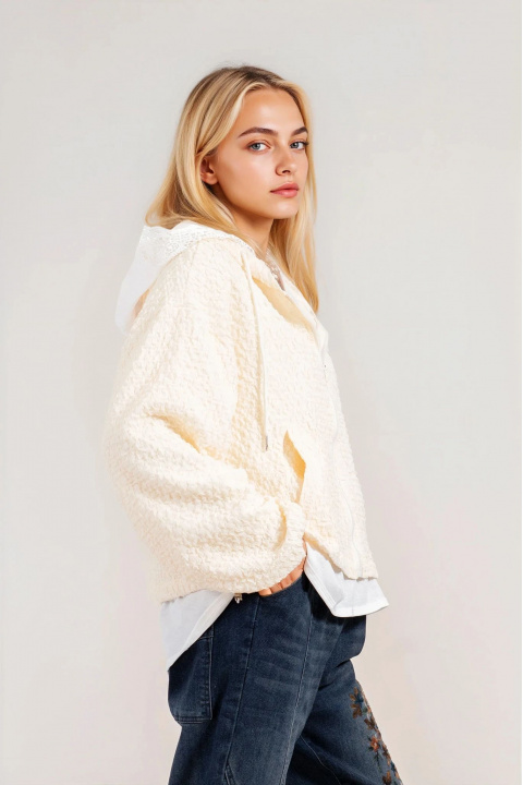 Дамско тънко яке в цвят екрю с намачкан ефект