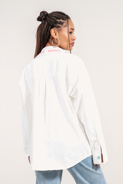 Дамско яке от памук в бяло с цветни копчета и декоративно сърце