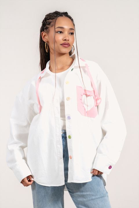 Дамско яке от памук в бяло с цветни копчета и декоративно сърце