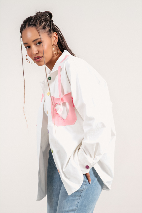 Дамско яке от памук в бяло с цветни копчета и декоративно сърце