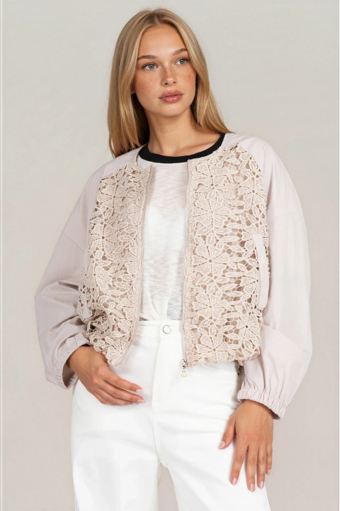 Дамско яке с декоративна дантела в светлобежово с цип и свободна кройка