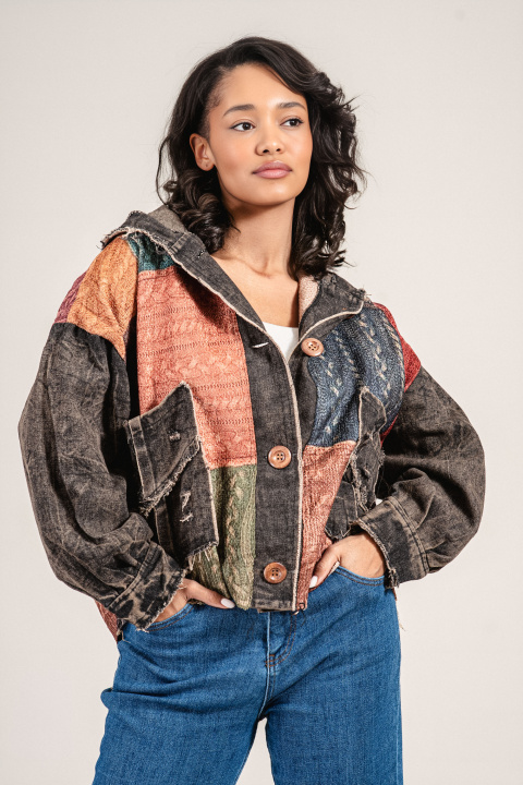 Дамско яке в кафяво с качулка, джобове и многоцветен принт