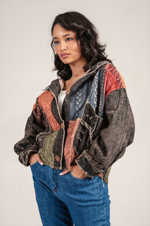 Дамско яке в кафяво с качулка, джобове и многоцветен принт