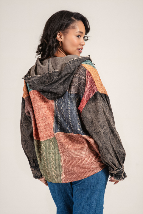 Дамско яке в кафяво с качулка, джобове и многоцветен принт