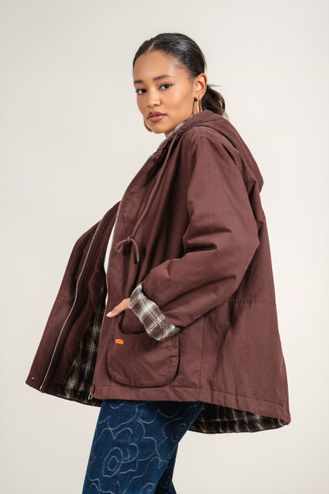 Дамско яке в кафяво с карирана подплата и качулка с връзки