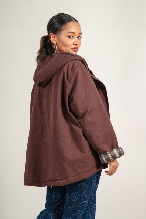 Дамско яке в кафяво с карирана подплата и качулка с връзки