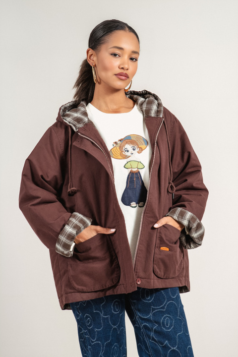 Дамско яке в кафяво с карирана подплата и качулка с връзки